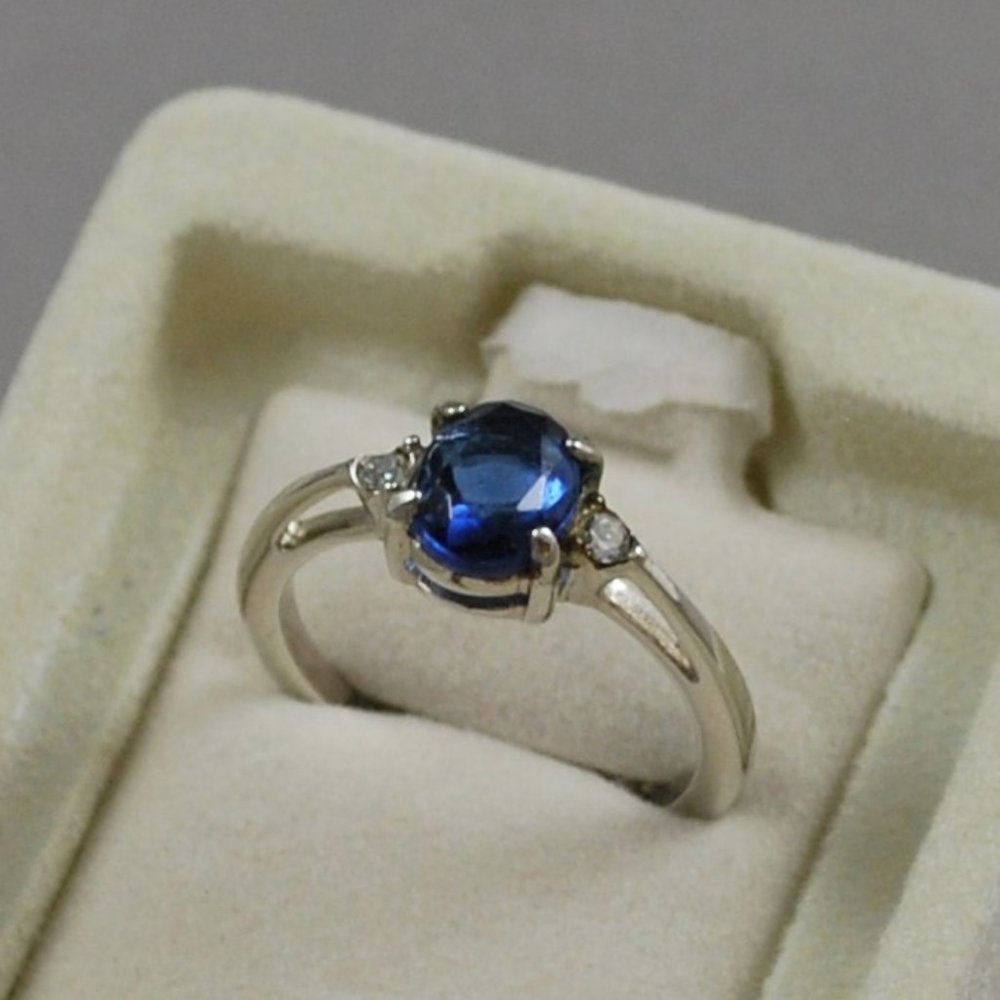1985 Avon Simulated Sapphire Blue Elegance Ring Silver Tone Setting Size 7
